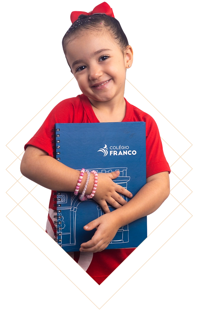 Estudante do Colégio Franco sorrindo com caderno institucional em mãos — imagem que reforça o vínculo afetivo com o aprendizado e a tradição educacional da escola.