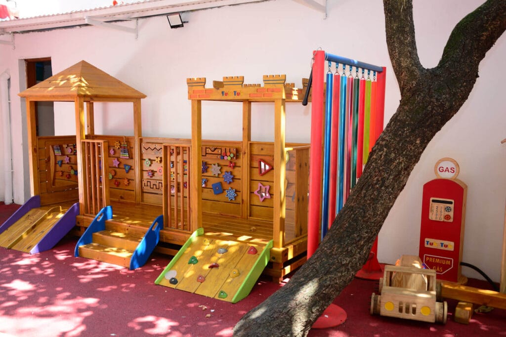 Um brinquedo para psicomotrocidade feito de madeira de excelente qualidade