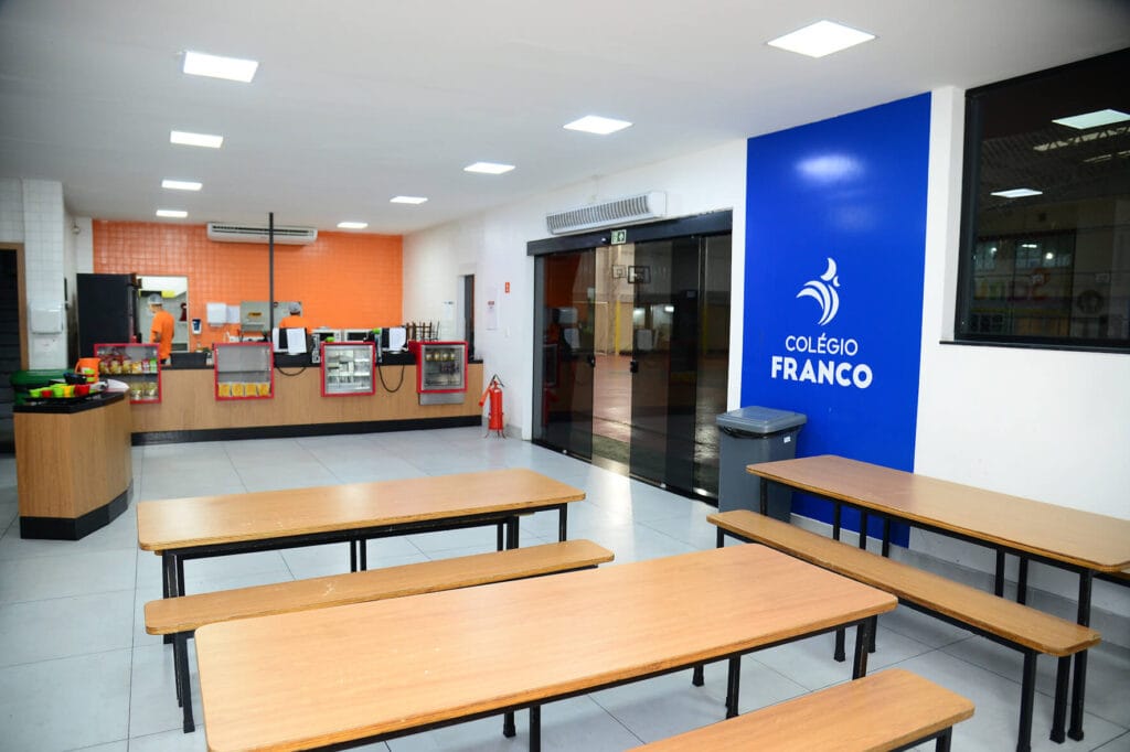 Lanchonete para alunos ao lado da quadra.