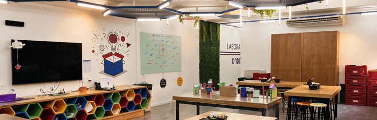 Laboratório Maker do Colégio Franco com estrutura para atividades práticas, criatividade, experimentação, autonomia e desenvolvimento de projetos.