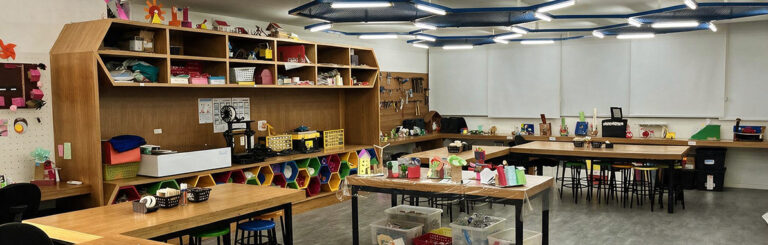 Espaço Maker do Colégio Franco com materiais, bancadas e recursos pedagógicos para aprendizagem prática, inovação e desenvolvimento do pensamento crítico.